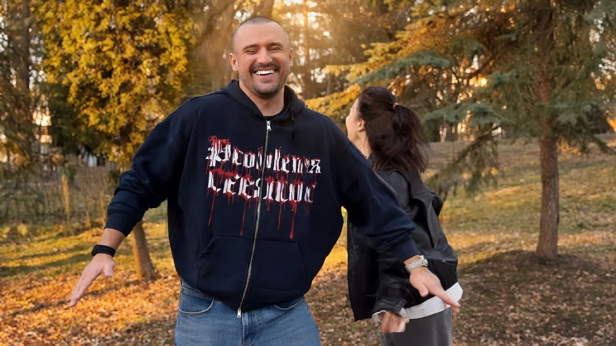 «Тарасику, усі ми знаємо твій секрет»: Цимбалюк пристрасно поцілував колегу в губи