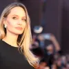 Не за гроші українців: Анджеліна Джолі чесно зізналася, хто оплачує її візити до Харкова та Полтави 