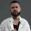 «Чіл на балконі по-київськи»: відомий український співак показав вид з квартири після обстрілу Києва