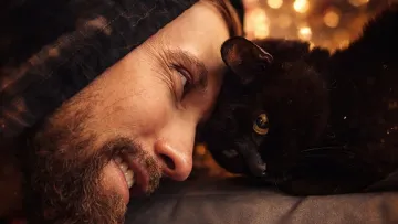 «Лети, моя дівчинко»: Олексій Суровцев зворушив прощанням із кішкою, яка прожила з ним 16 років