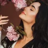 «Вона була не така як всі»: Анна Трінчер замилувала спокусливою фотосесією під сакурами