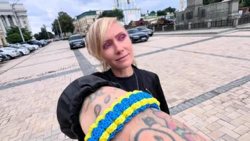 «Спали в бомбосховищі»: гітаристка The Rasmus Емілія Сухонен емоційно розповіла про візит гурту до України