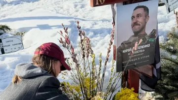 Один підпис і море сліз: вдова Юрія Феліпенка показала, як навідує чоловіка на кладовищі