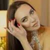 «Далі ще цікавіше»: Анна Саліванчук похизувалася стрункими ногами та букетом троянд на честь свого 41-річчя