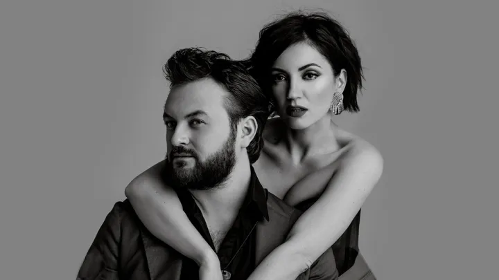 Весільна сукня та поцілунок: Цибульська влаштувала перформанс на концерті DZIDZIO у відповідь на чутки