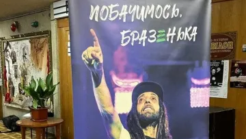 «Бувай, бразенька»: Анатолій Анатоліч показав як провели під овації Дизеля з Green Grey