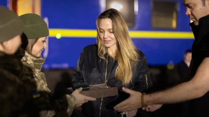 Джолі поїхала з України і отримала подарунок від прикордонників: що презентували зірці Голлівуду і яка ціна