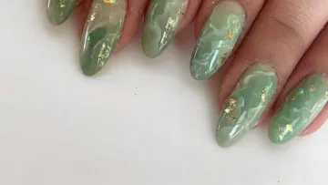 Нефритові нігті повертаються: jade nails стали головним манікюрним трендом зими‑2026