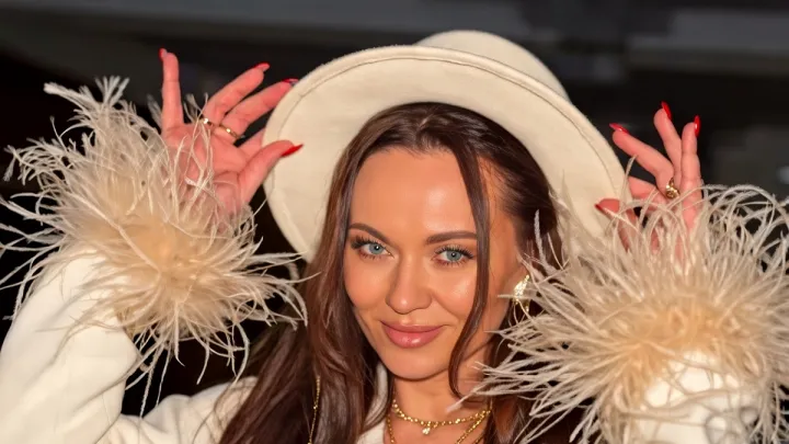 «Це локальні українські бренди»: Анна Саліванчук розсекретила вартість свого образу з пір’ям