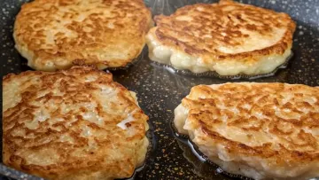Пісні оладки з яблуками на сніданок: рецепт дня до Великого посту