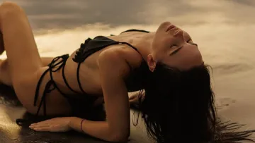 «Я люблю своє тіло»: дружина Тимура Мірошниченка приголомшила відвертими фото на Балі