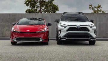 Розлітаються мов листя на вітрі: названо найпопулярніші гібридні автомобілі в Україні