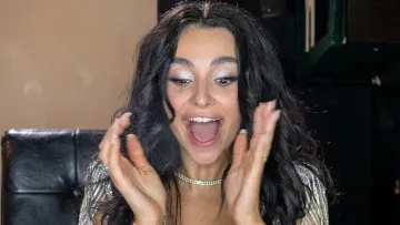 На фоні оголеного чоловіка: Анна Трінчер перевірила, чи вийде вона цього року заміж 