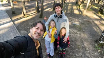 «Старші трохи бавлять одне одного»: Сергій Притула показав фото теплої прогулянки з дітьми