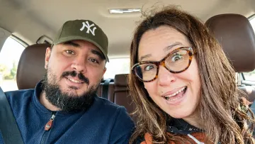 «Я буду тією, яка подає патрони»: Наталка Карпа провела чоловіка-військового на фронт після реабілітації