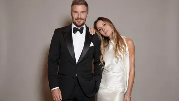 «Поцілунки з Нью‑Йорка»: стильні Девід і Вікторія Бекхеми грайливо позували на гала-вечірці Time 100