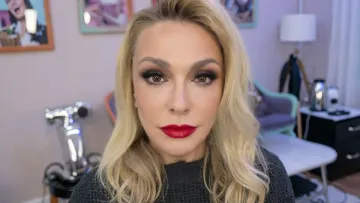 «В моменті»: Ольга Сумська показала, як фарбується перед зйомкою – зірки засипали компліментами