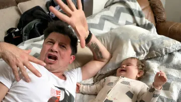 Сміх Емілі підкорив підписників: Андрій Джеджула кумедно декламував вірш «африканською» для донечки