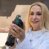 «Малесеньке життя врятовано!»: Ольга Сумська відпустила голубку Лапочку після лікування – зворушливе відео