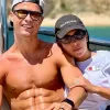 Серфінг, басейн і пляж: Кріштіану Роналду з родиною вирушив на відпочинок після сезону та показав фото