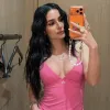 «Рандомси з Амстеру!»: Анна Трінчер показала поцілунок із подругою та яскраву подорож – фото співачки