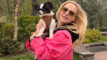 «Насолоджуюсь легким весняним вітерцем»: Дар’я Трегубова показала фото в рожевому плащі з прогулки з песиком