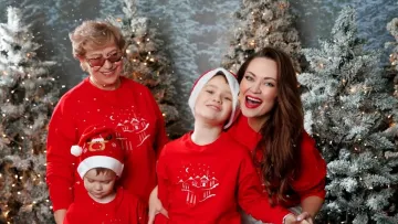 «Хочу підняти вам настрій»: Анна Саліванчук замилувала мережу святковими світлинами у піжамі