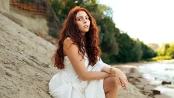 Маша Полякова розпалила мережу спекотними кадрами біля води: підписники не стримали емоцій