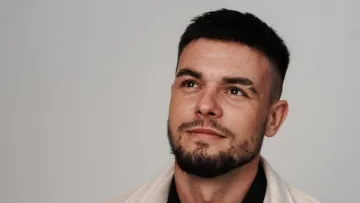 «Варіант не летіти навіть не розглядався»: відомий співак розповів, як покинув Україну 