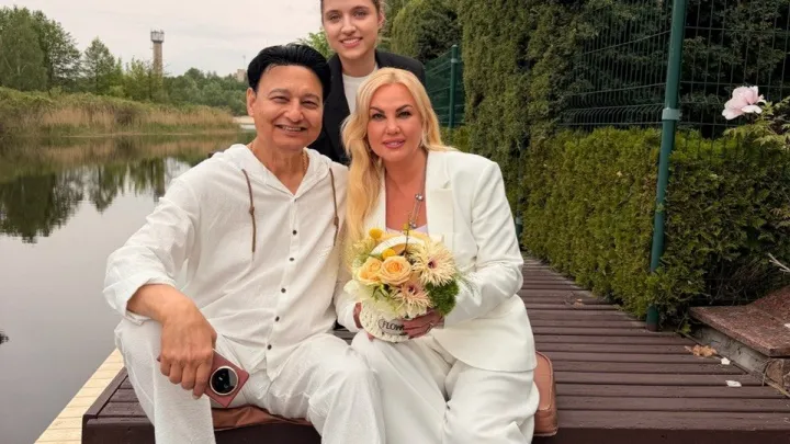 Багато троянд та щасливе фото з Захуром : Камалія показала, як святкувала 49-річчя