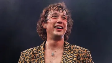 Відомий співак поділився подробицями стосунків зі своєю дівчиною: повністю оголене фото коханої артиста