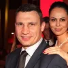 Колишня дружина Віталія Кличка засвітилася з дітьми за кордоном: як зараз виглядають нащадки легенди боксу