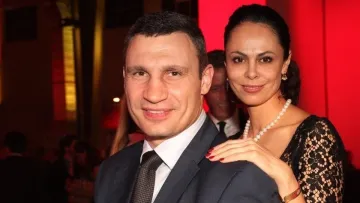 Колишня дружина Віталія Кличка засвітилася з дітьми за кордоном: як зараз виглядають сини легенди боксу