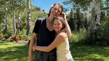 «Ти – центр нашого життя»: Мілла Йовович розсмішила фанатів незвичним плакатом до дня народження доньки