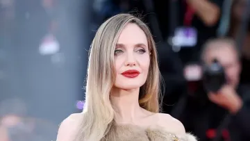 Біла шовкова та червона помада: Анджеліна Джолі підкорила Шанхай на заході Tom Ford