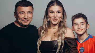 Син-футболіст Альони Омаргалієвої показав рідкісні фото з мамою та дідусем