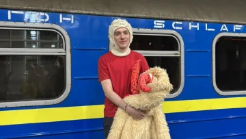 У в'язаному шоломі й не тільки: Укрзалізниця показала, як Nemo виїжджав з України