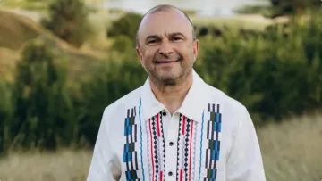 Віктор Павлік зворушив підписників фото з мамою: який вигляд має 86-річна Олександра Григорівна на світлині