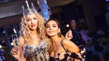 «Бійтеся, режисери»: Полякова і Бажана зняли кліп у літаку на висоті 2000 метрів