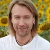 Чи правда, що Винник виїхав з України під пледом? Скандальний співак розповів, як було насправді