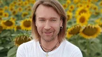 Чи правда, що Винник виїхав з України під пледом? Скандальний співак розповів, як було насправді