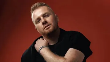 «Не міг скласти губи в трубочку»: відомий український співак вперше розповів про параліч обличчя