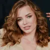 Блогерка Альона Чарінцева отримала коштовний подарунок від чоловіка: мила реакція переможниці «Ексів»