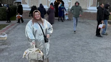 «Христос Воскрес»: Alyona Alyona відвідала церкву у яскравому костюмі і показала вміст свого кошика