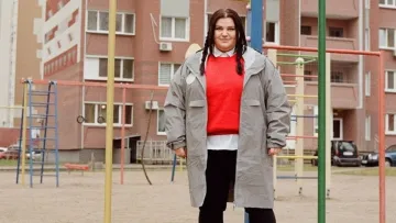 Alyona Alyona завітала до рідного селища й наклепала сторіз з природи: чим займалась співачка у Баришівці