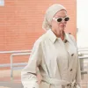 Хустка і ретро-окуляри: Памела Андерсон прилетіла до Венеції у стильному луці