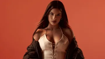 Мішель Андраде показала нові фото у сексуальній білизні: «Пішла зігрітися‎»