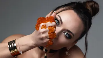 «Я теж маю бути щасливою»: Анна Саліванчук вразила відвертою готичною фотосесією з кав’яром