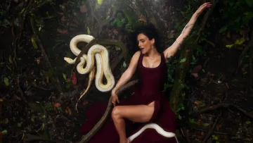 «Я ніколи такого не бачила»: Анна Трінчер потрапила в кумедну халепу під час зйомок