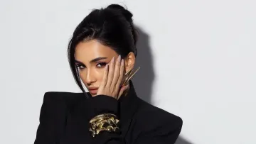 «Жінка – президент»: Анна Трінчер приголомшила мережу спокусливими фото у строгому блейзері